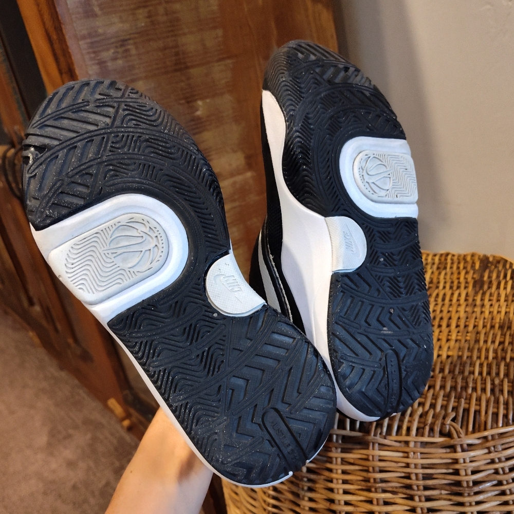 Big Kids / Boys Nike Team Hustle D 11 Hook N Loop Basketball Shoes - Picture 11 of 12